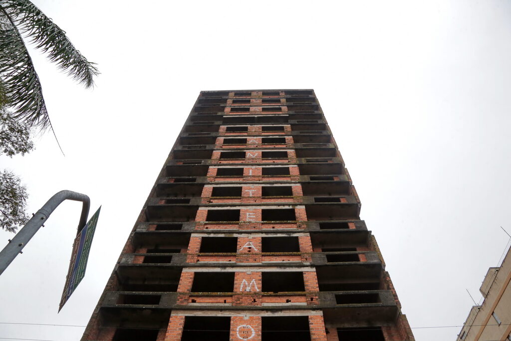Sem previsão de abertura de licitação de venda, futuro de edifício abandonado segue indefinido