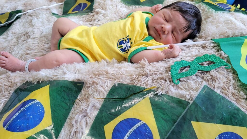 Hospital Casa de Saúde realiza sessão de fotos temática com recém-nascidos para torcer pelo hexa na Copa do Mundo