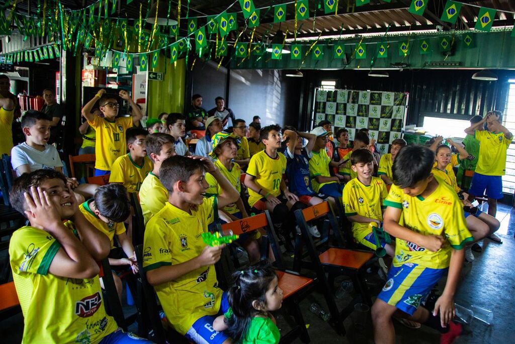 Bares, quadras e estabelecimentos comerciais de Santa Maria criaram eventos para hora do jogo do Brasil