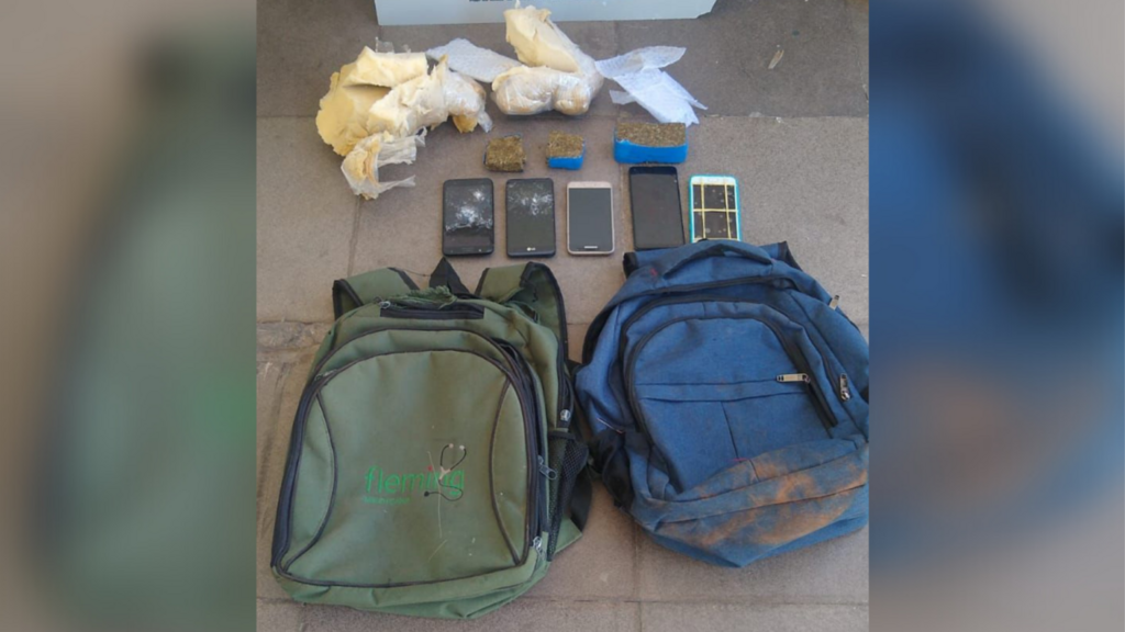 Jovem é preso e conduzido para penitenciária na qual tentou arremessar drogas e celulares 