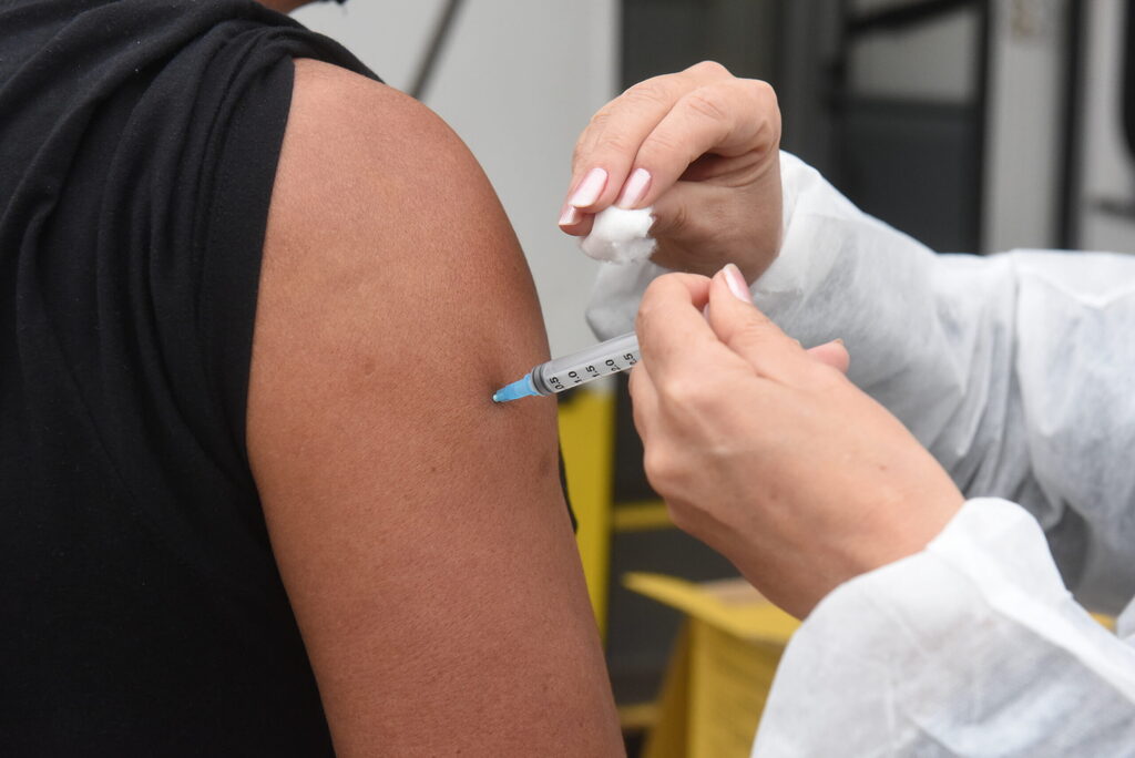 Anvisa aprova uso de duas vacinas bivalentes para dose de reforço contra Covid-19