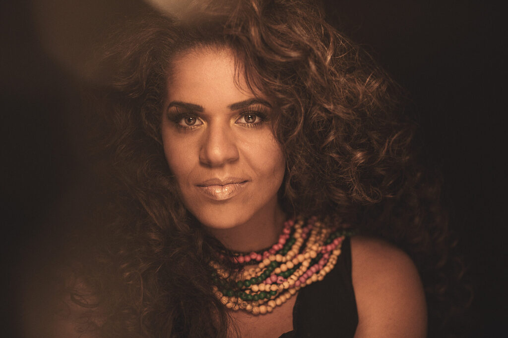 Cantora Anaadi, vencedora do Grammy Latino, vem ao Brasil para dois shows no Recanto Maestro