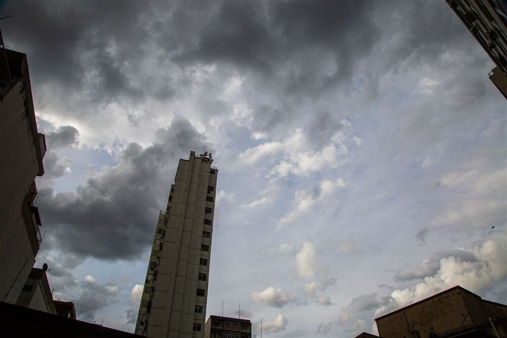Depois do calor de 37°C, frente fria traz de volta a chuva e o risco de temporais na Região Central