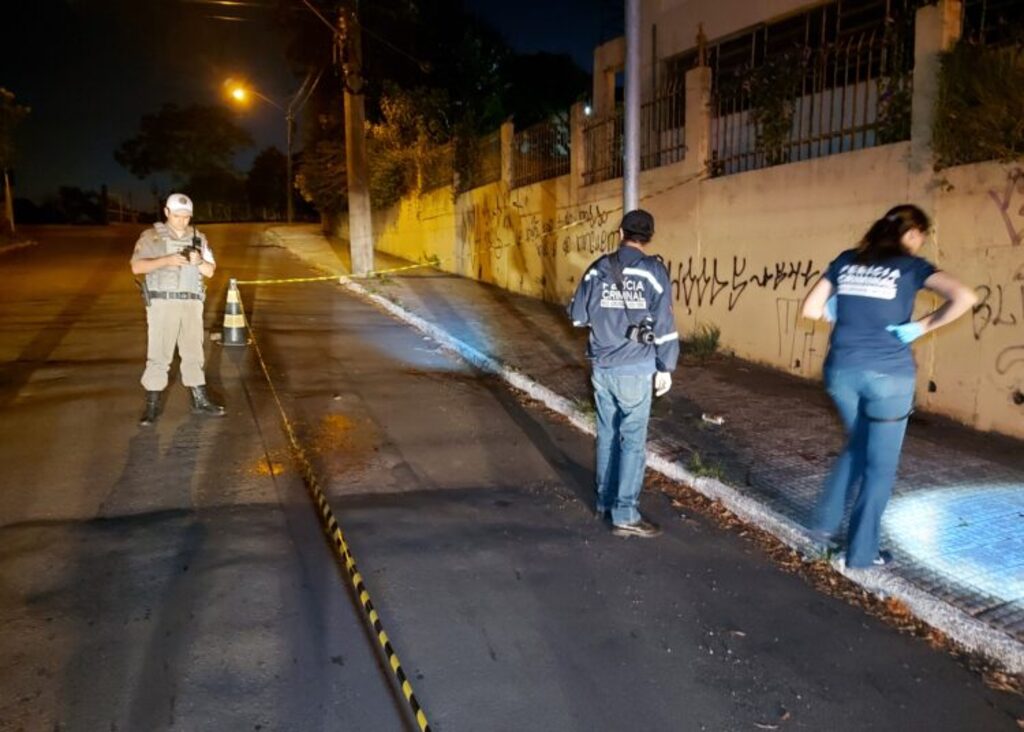 Homem é esfaqueado, entra no carro e dirige em busca de socorro, mas acaba morrendo