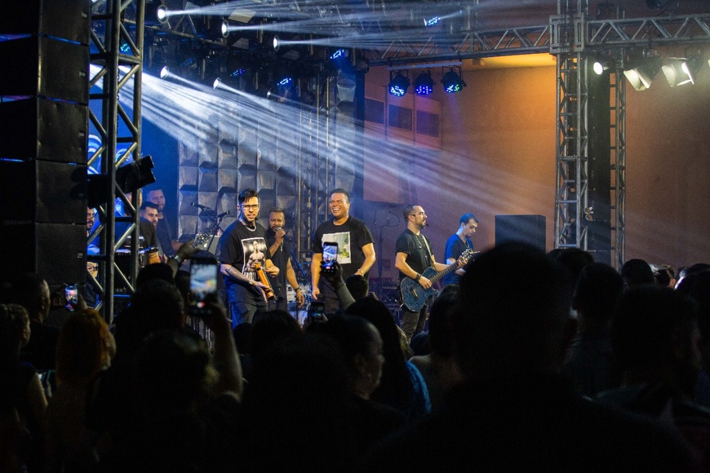 25 anos de pagode: confira como foi o show do grupo Sorriso Maroto em Santa Maria