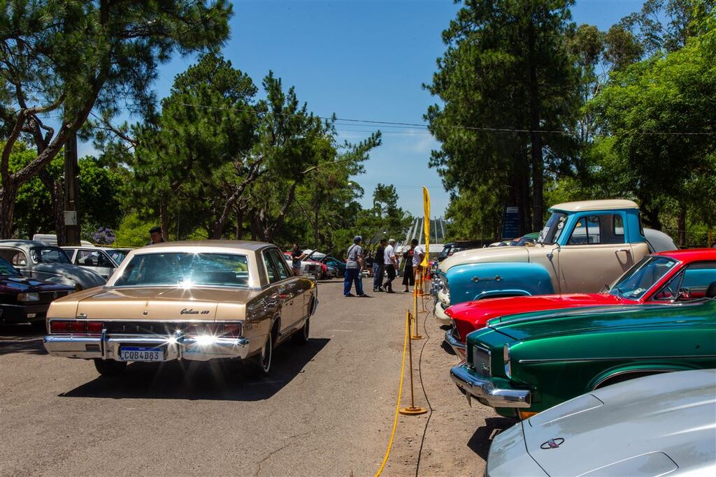 Paixão por veículos antigos movimenta o Parque da Medianeira durante o final de semana