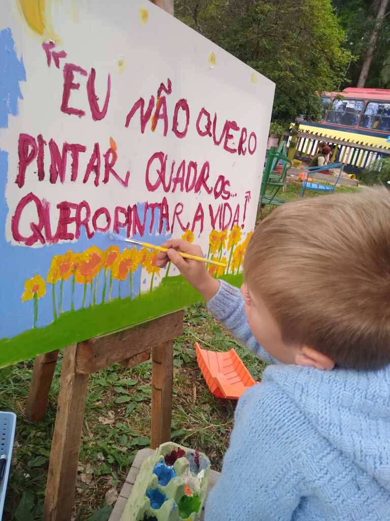 Emei Boca do Monte apresenta trabalhos em shopping da cidade