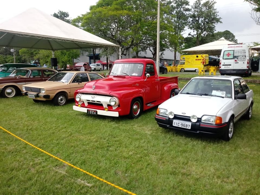 Encontro de veículos antigos reúne entusiastas neste final de semana
