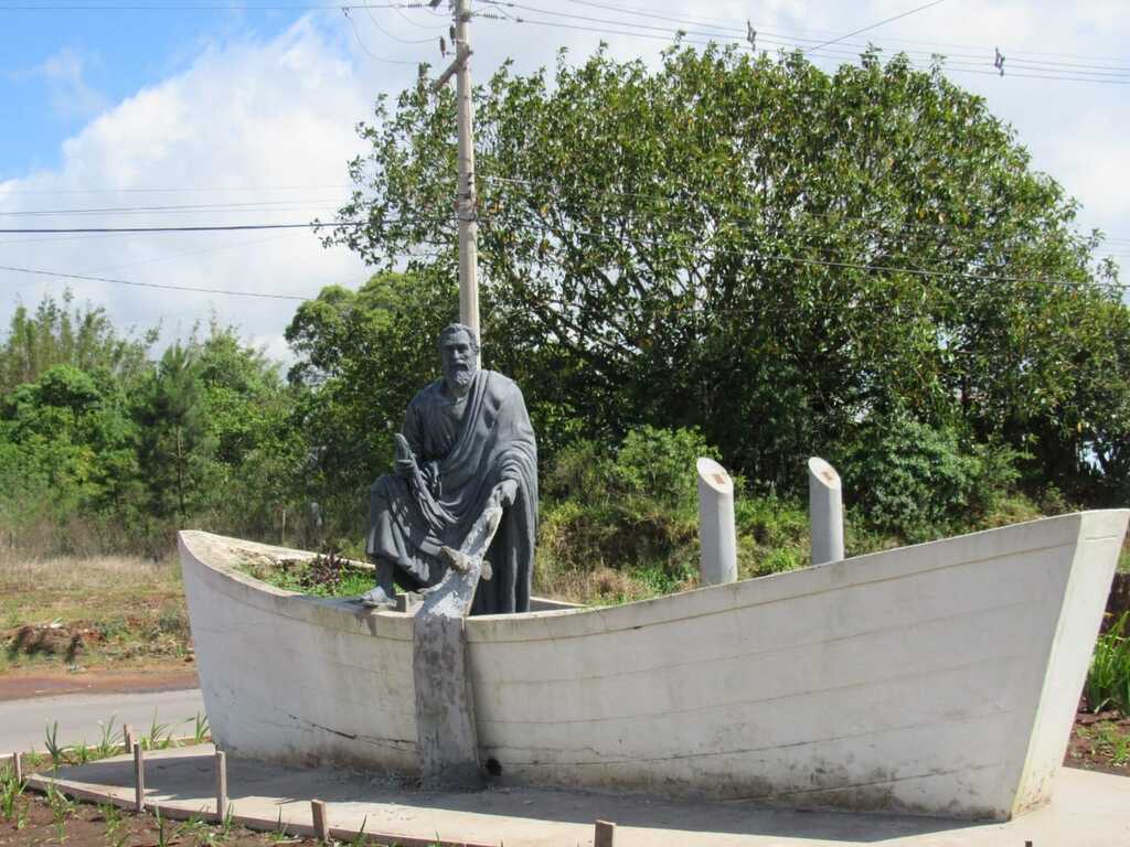 Escultura do Apóstolo São Pedro “O Pescador” no trevo de acesso à cidade