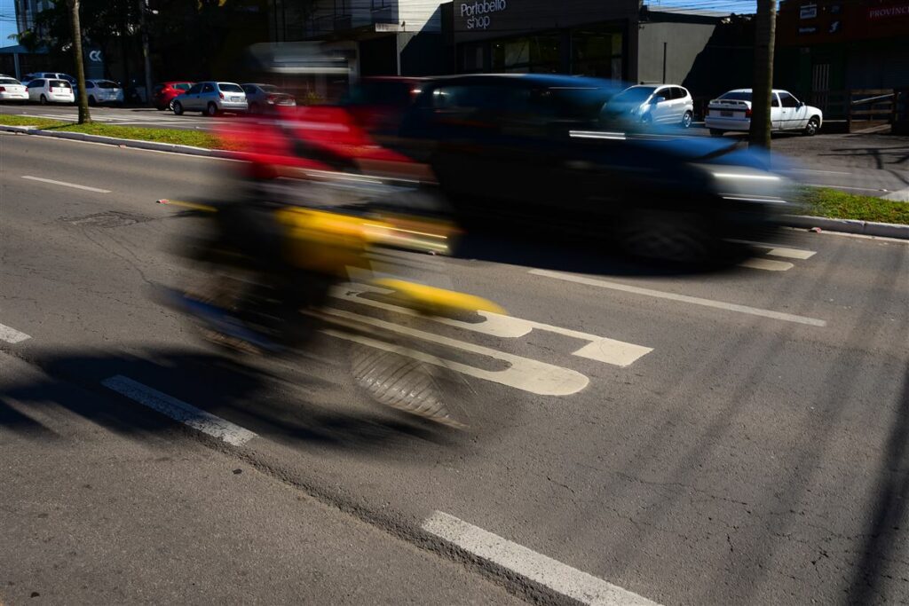 Mulher é atropelada e duas colisões entre motocicletas são registradas em Santa Maria
