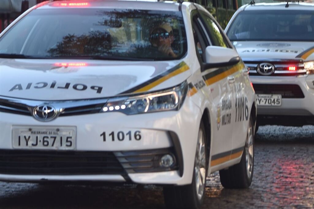 Mulher é presa após furtar viatura, fugir com o veículo e ser perseguida por PMs em Porto Alegre