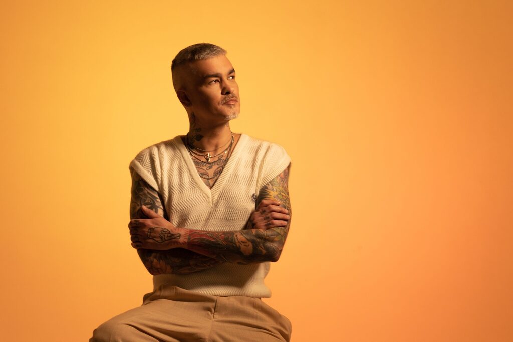 <strong>Esteban Tavares retorna a Santa Maria para discotecar músicas de antiga banda</strong>