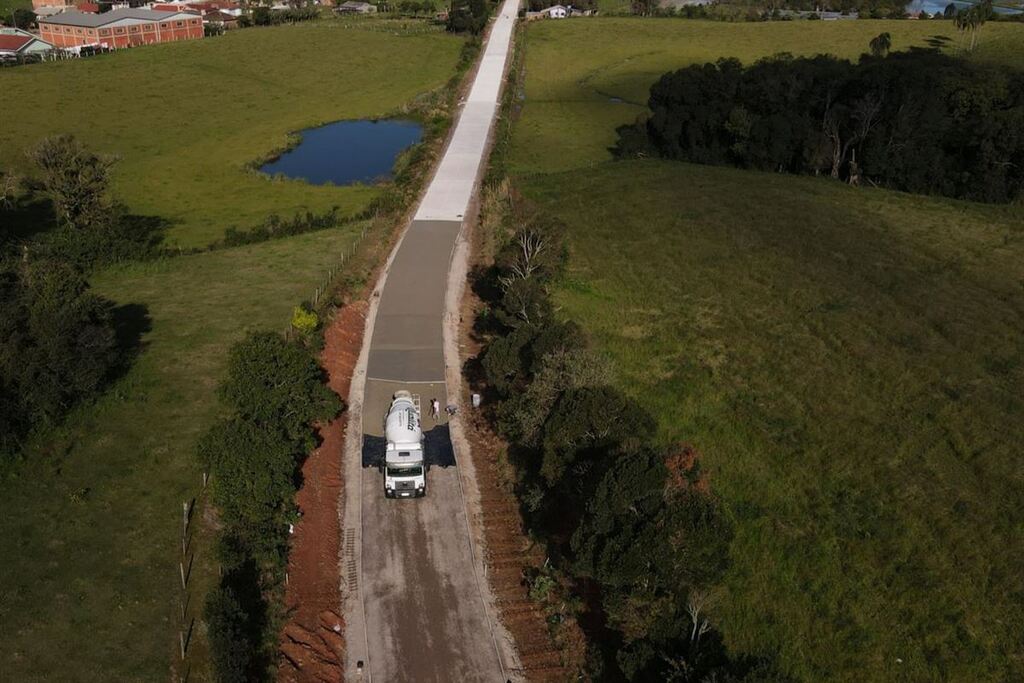 Prefeitura de Silveira Martins constrói uma das poucas estradas de concreto do Estado