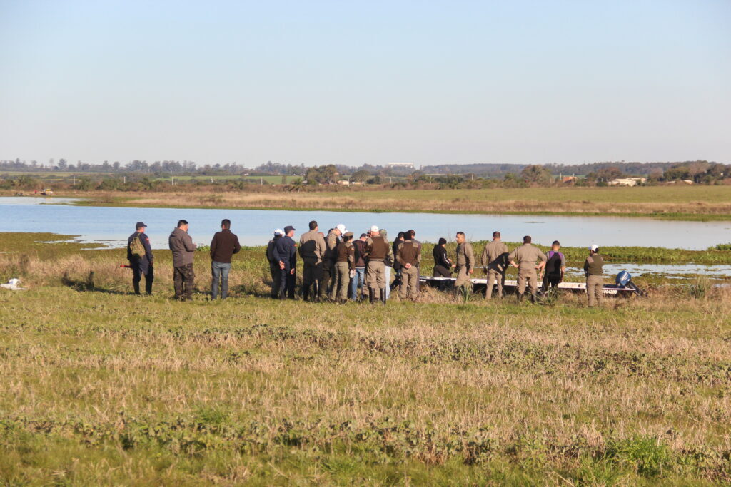 Encontrado em pé, corpo de Gabriel estava submerso e preso à vegetação de açude, segundo depoimento de PMs