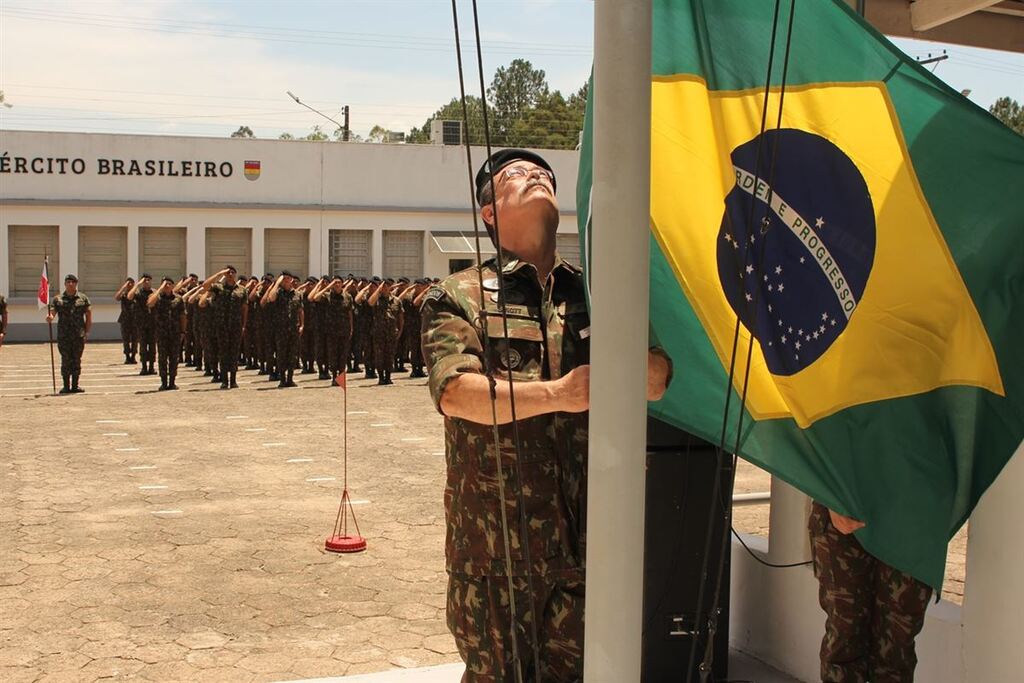 Convite para escolas municipais participarem de celebração do Dia da Bandeira em quartel gera polêmica em Santa Maria