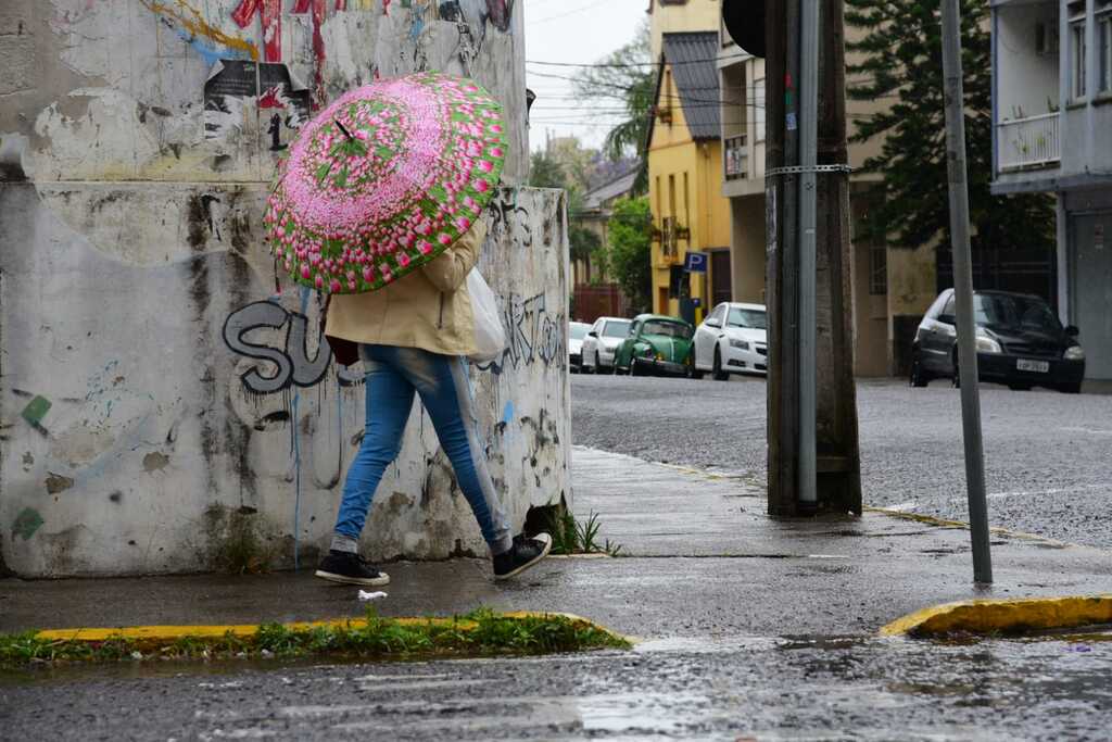 Mesmo com chuva no domingo, temperatura deve chegar aos 34°C durante a semana