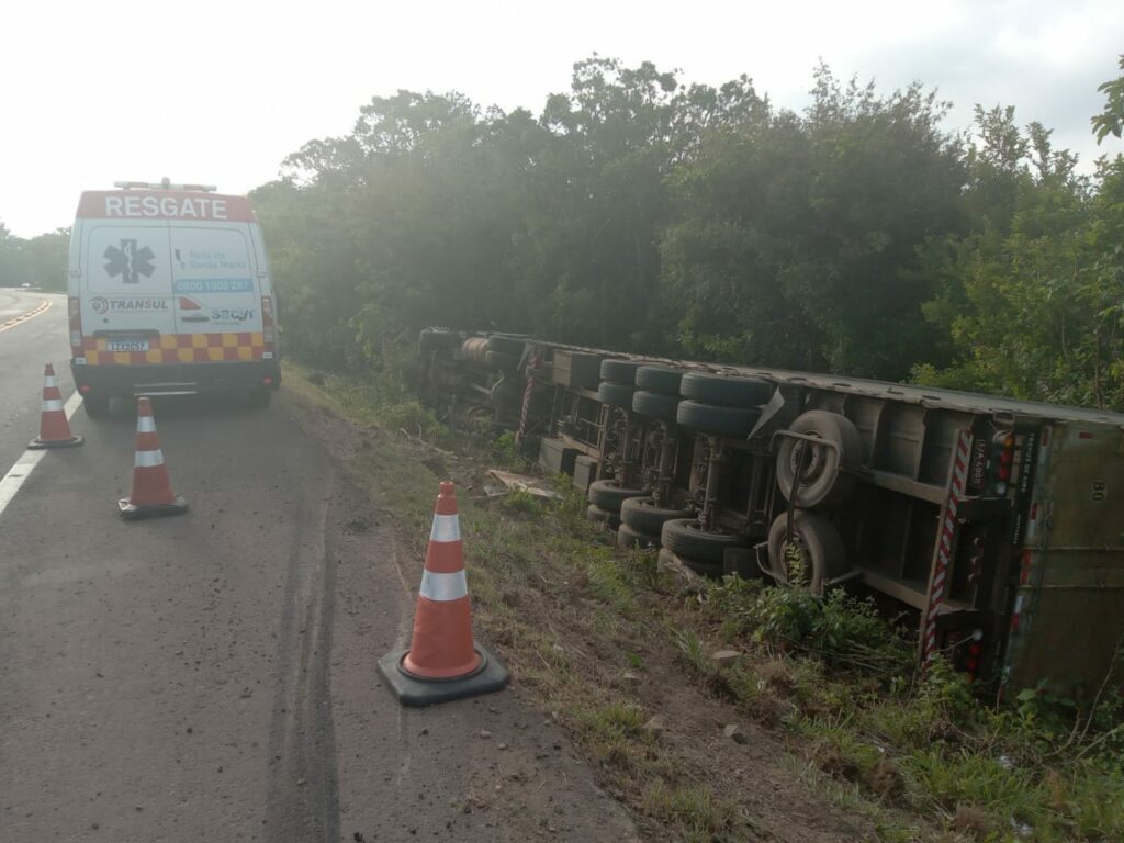 Caminhoneiro e esposa ficam feridos após caminhão desviar de veículos, sair da pista e tombar na RSC-287 em Paraíso do Sul