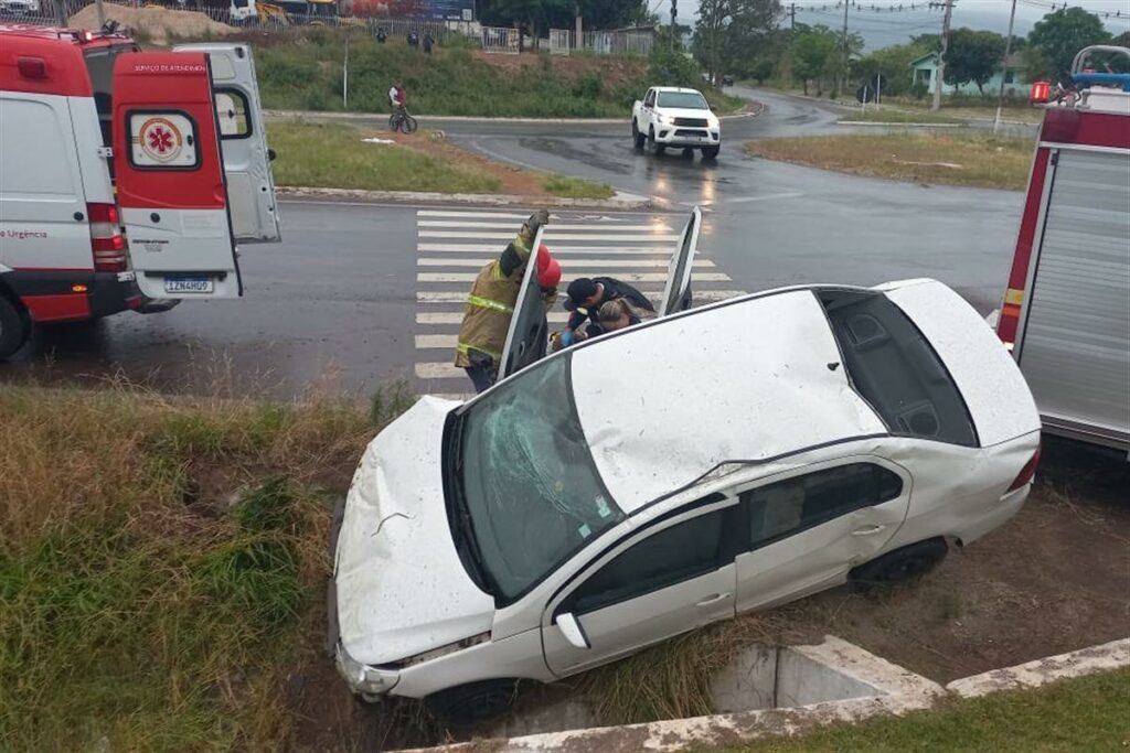 Homem fica ferido após capotar veículo na BR-158 em Santa Maria