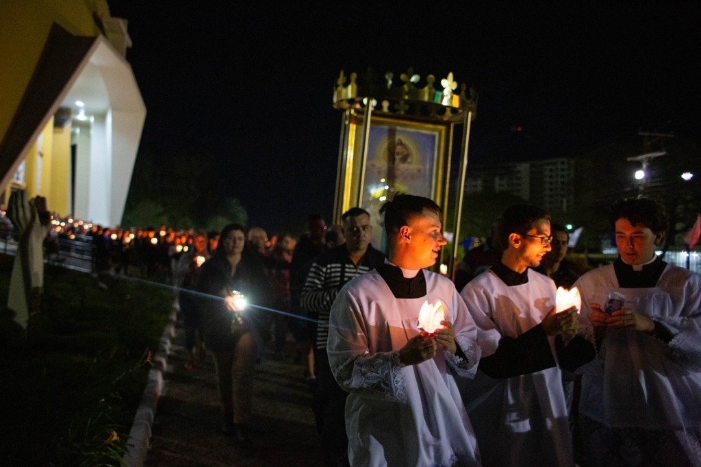Concerto para Maria e procissão luminosa; confira como foi a programação noturna do sábado de Romaria