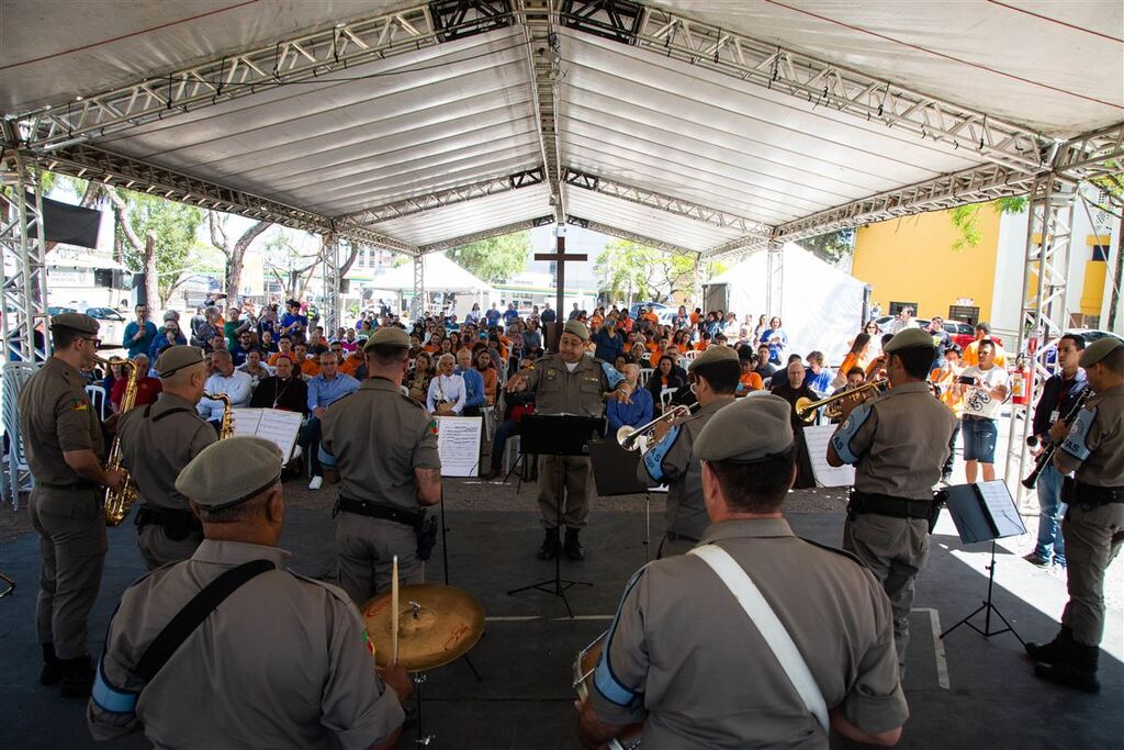 Abertura da Quermesse reúne centenas de pessoas no Parque da Medianeira