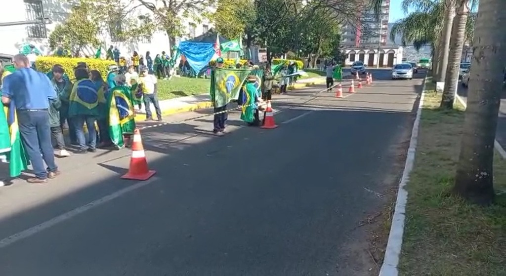 Trânsito fica em meia pista em trecho com manifestação na Avenida Borges de Medeiros