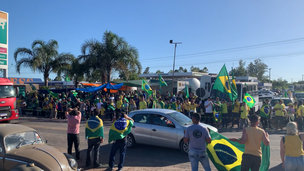 Após dois dias na BR-392, apoiadores de Bolsonaro intensificam protestos em Santa Maria