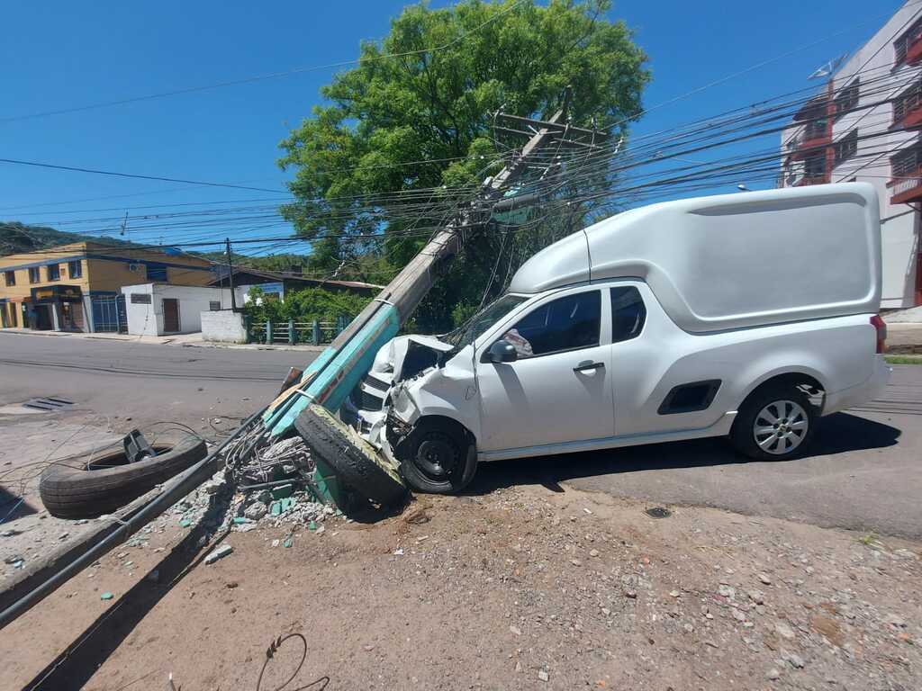 Após acidente, veículo derruba poste e deixa pelo menos 70 casas sem energia na Rua Sete de Setembro