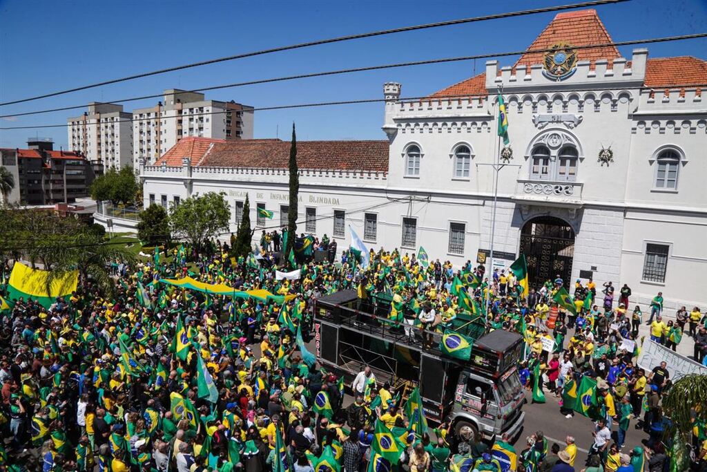 Manifestantes protestam em frente a quartel de Santa Maria