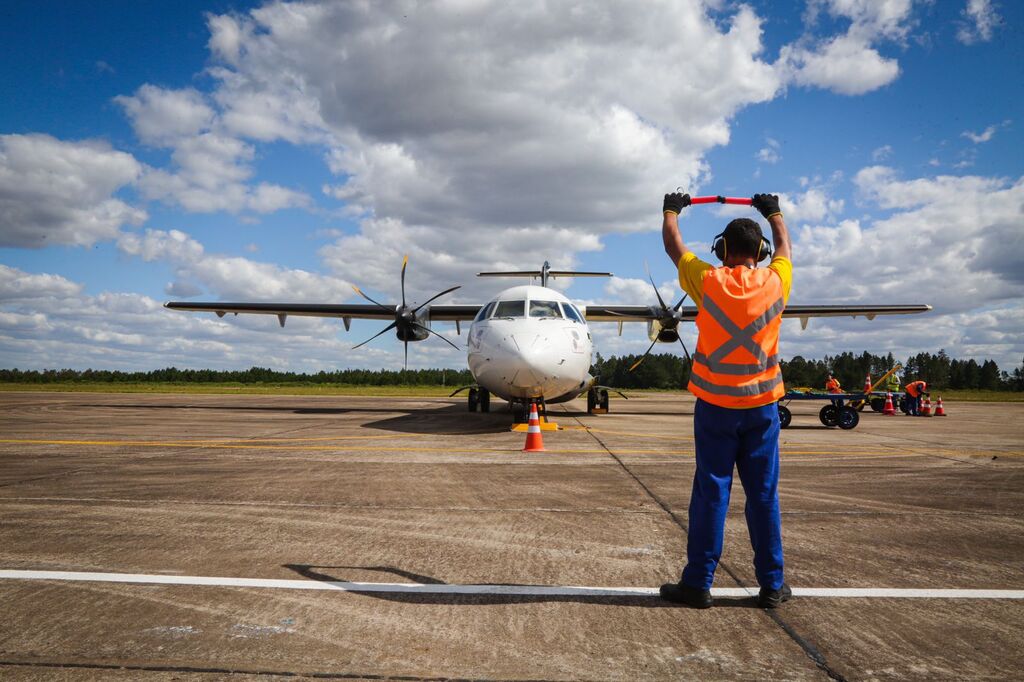 Primeiro voo de São Paulo para Santa Maria em 19 anos pousa no aeroporto