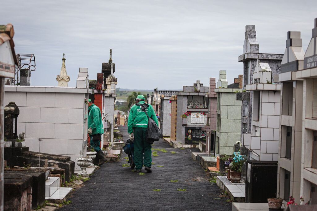 Para receber visitantes no feriado, cemitérios de Santa Maria recebem reforços nos serviços de limpeza e manutenção 