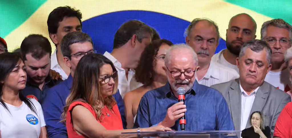 Em discurso da vitória, Lula agradece a Deus e eleitores e diz que governará pela paz e democracia