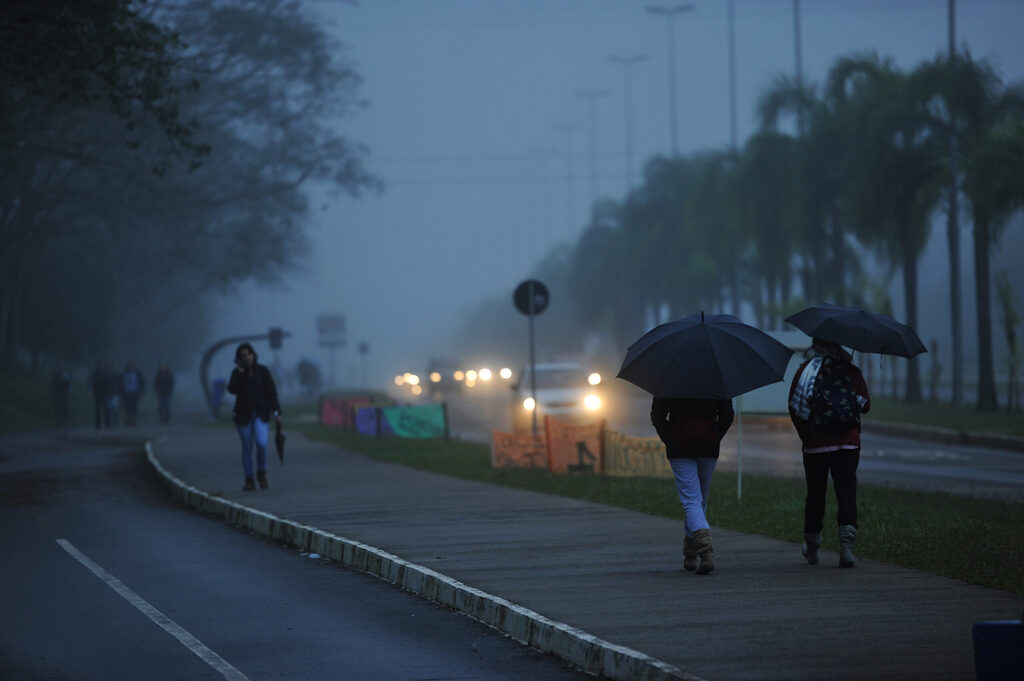 Com chegada de frente fria, domingo de eleições começa abafado e pode terminar com temporais na Região Central