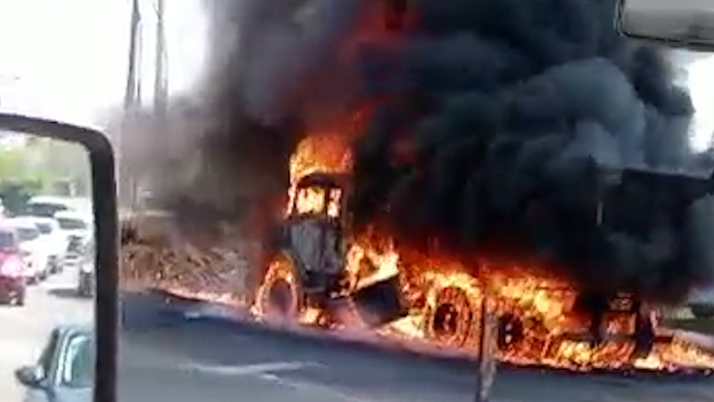 Caminhão-caçamba pega fogo no Trevo da Uglione em Santa Maria; assista