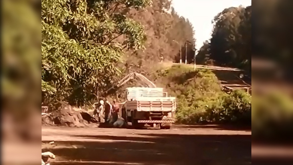 Grupo é flagrado furtando materiais de obras do DNIT ao lado de unidade da PRF em Santiago; assista