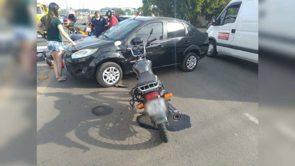 Após manobra proibida, condutora colide em motociclista na BR-392