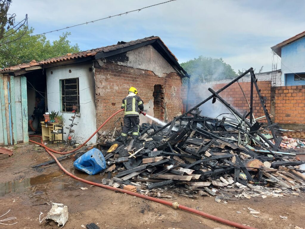 Duas casas são consumidas pelo fogo na Vila Maringá