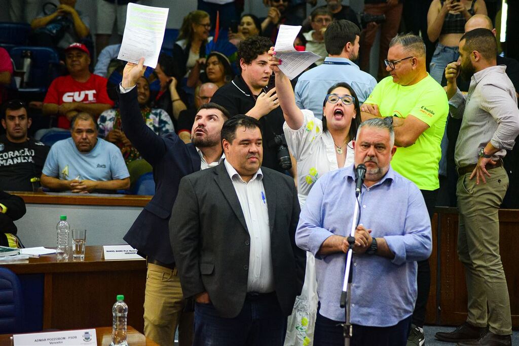 Votação de moção gera tumulto na Câmara dos Vereadores de Santa Maria e é adiada