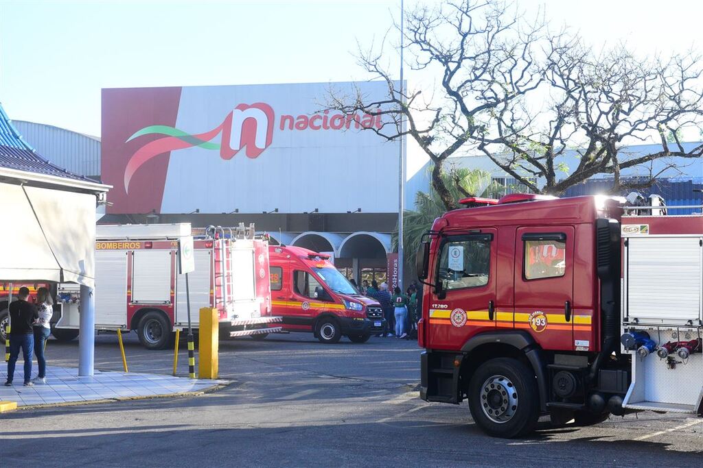 Bombeiros são chamados para conter princípio de incêndio em supermercado de Santa Maria