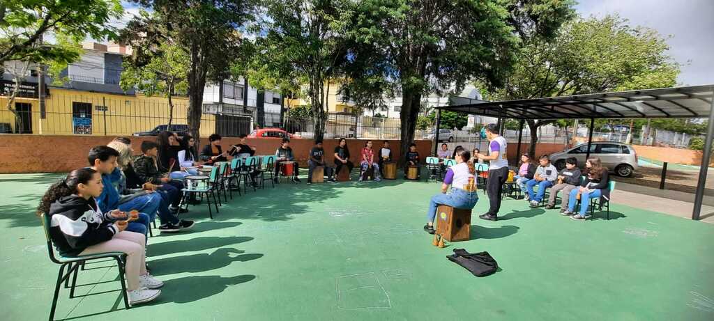 Projeto “Recreio Musical” leva oficina e apresentações do grupo Atoque para escolas de Santa Maria