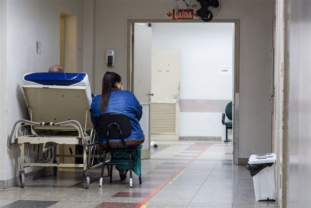 Superlotação no pronto-socorro do Husm completará três meses na quarta-feira