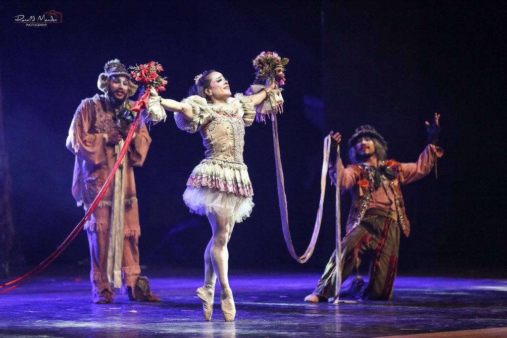 Público lota o Centro de Convenções da UFSM para sentir a magia circense do Grupo Tholl