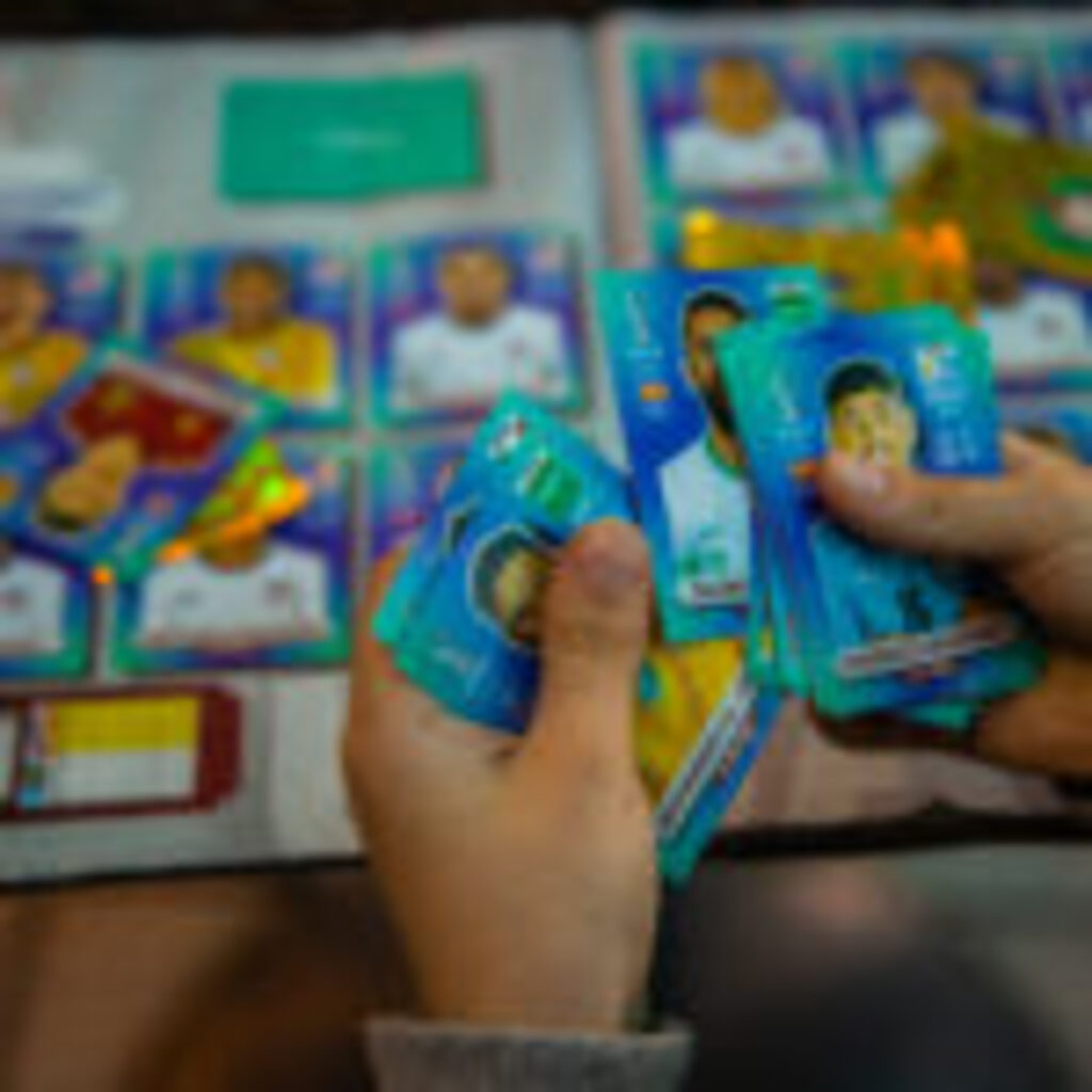 título imagem Troca de figurinhas do álbum da Copa do Mundo reúne diferentes gerações em Santa Maria