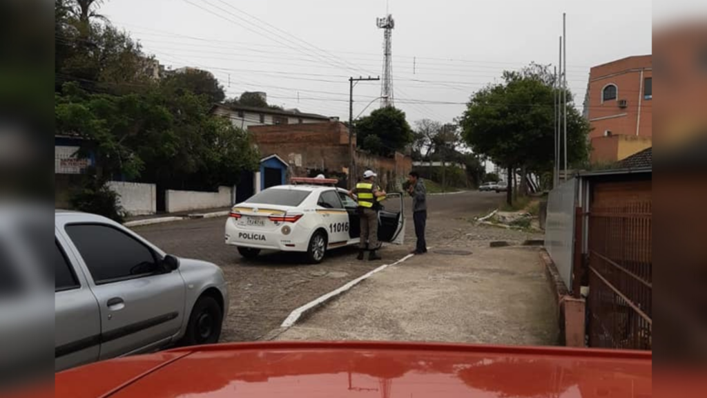 Mãe de jovem com deficiência critica abordagem policial ao filho na frente da casa da família