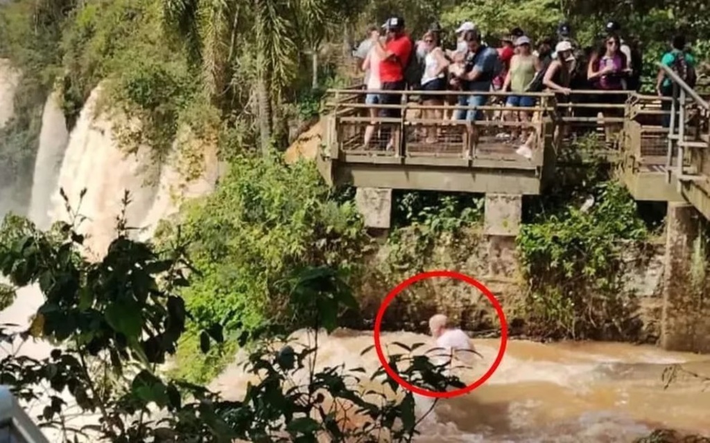 Turista perde equilíbrio ao tirar selfie e morre após cair nas Cataratas do Iguaçu