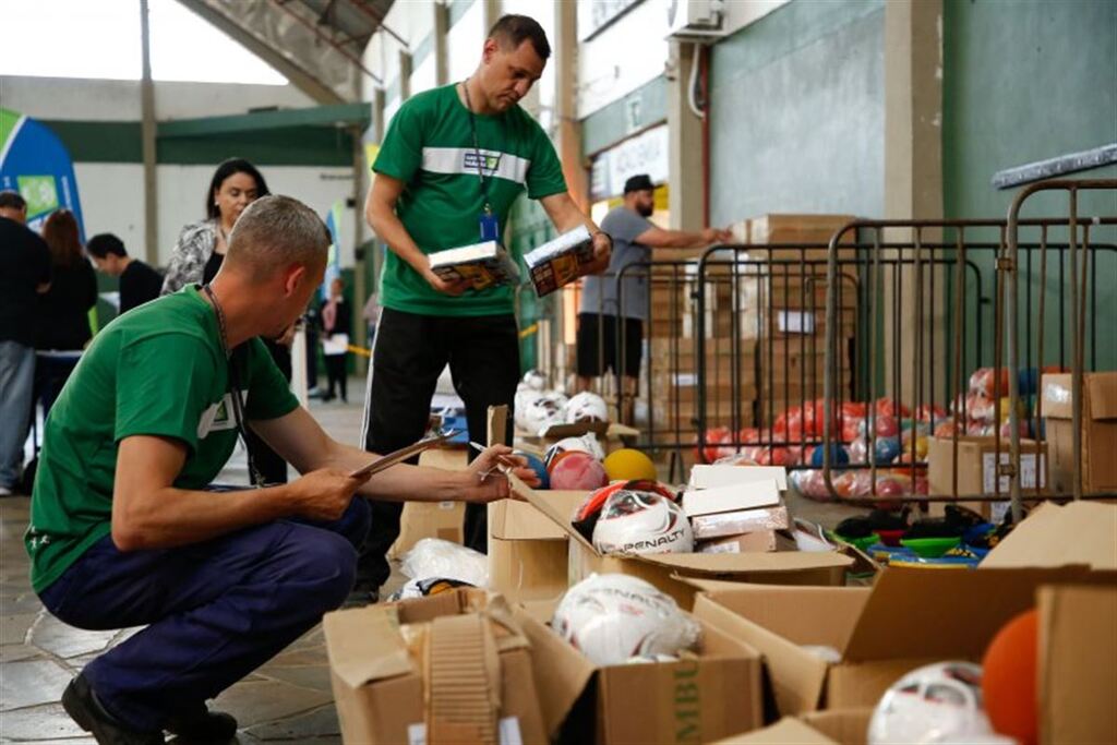 Prefeitura de Santa Maria entrega kits esportivos para escolas da rede municipal