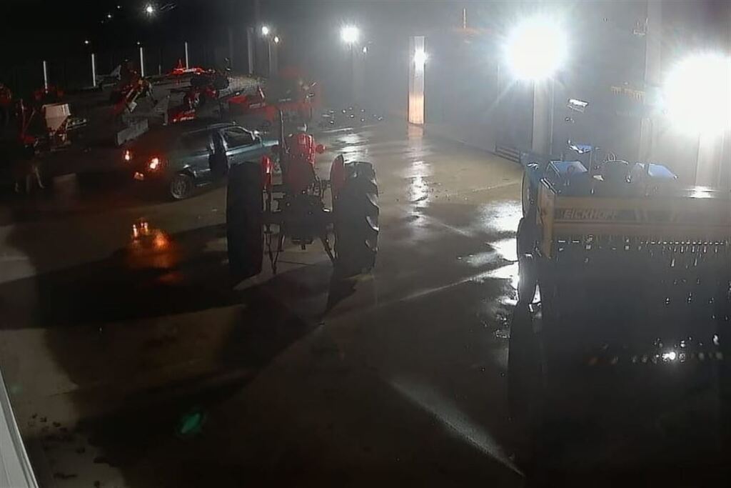 título imagem VÍDEO: criminosos jogam carro contra estabelecimento comercial e furtam objetos em cidade da região