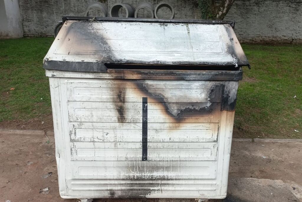 Contêineres são incendiados durante a madrugada em Santa Maria