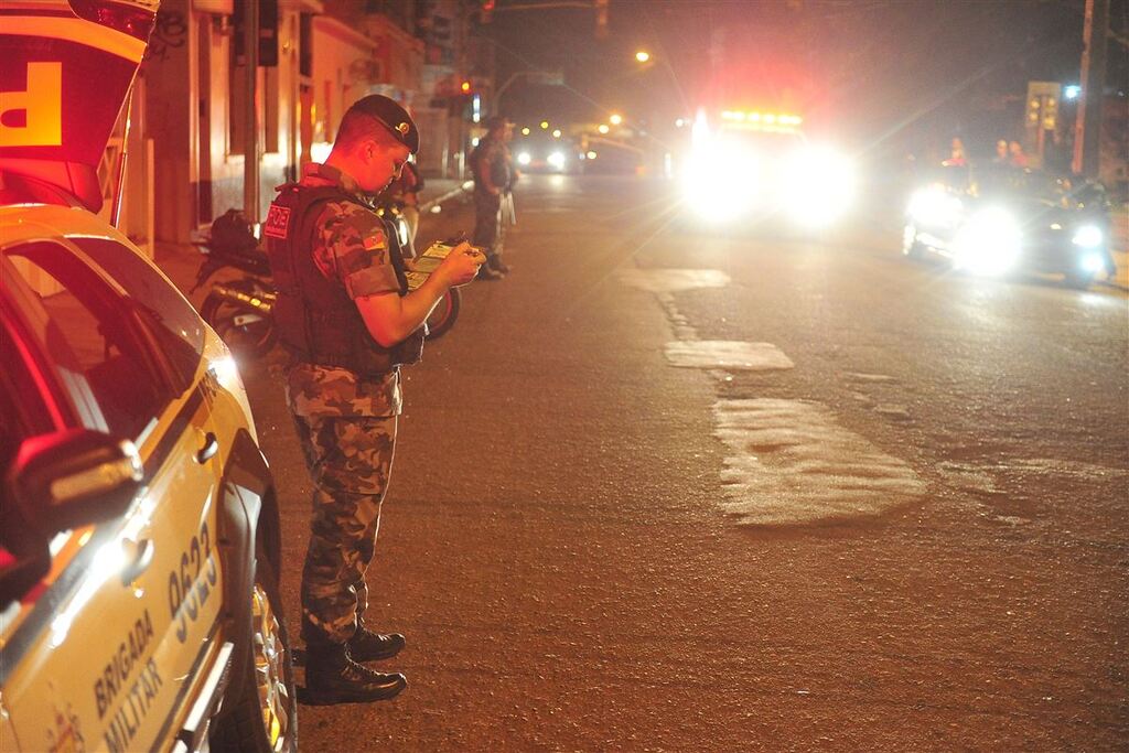 Motorista embriagado é detido após desacatar policias e oferecer suborno em Santa Maria