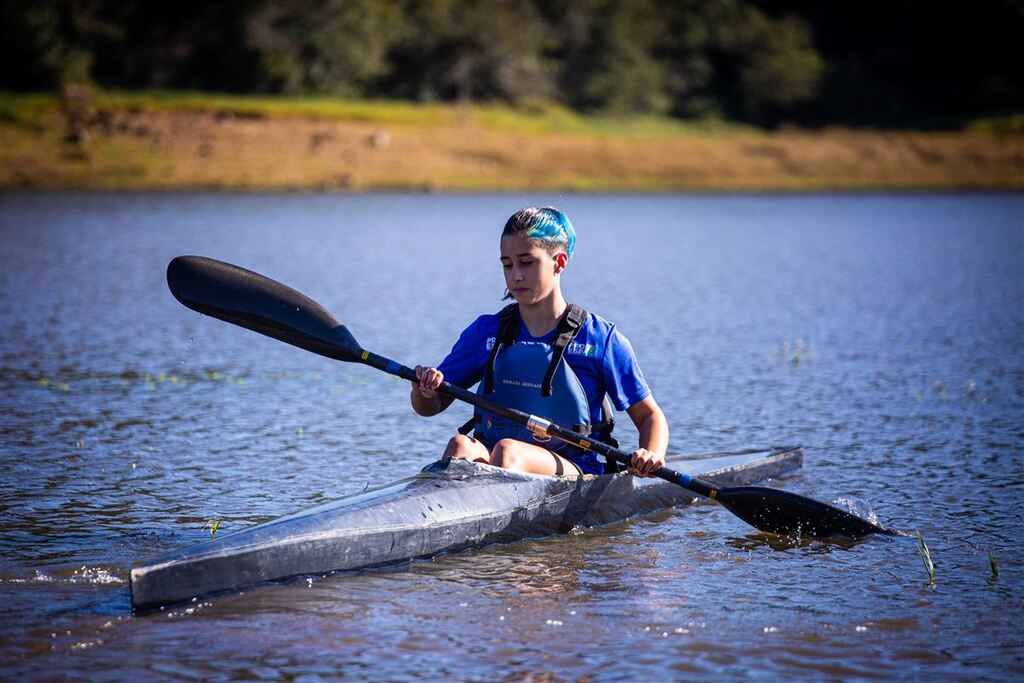 título imagem Do medo de água à seca na barragem: os obstáculos superados por Luana Taborda para se tornar tri na canoagem