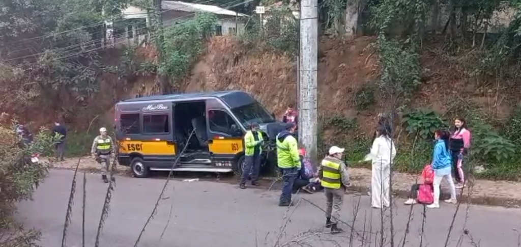 título imagem Van escolar bate em poste enquanto transportava alunos em direção ao Bairro Campestre Menino Deus